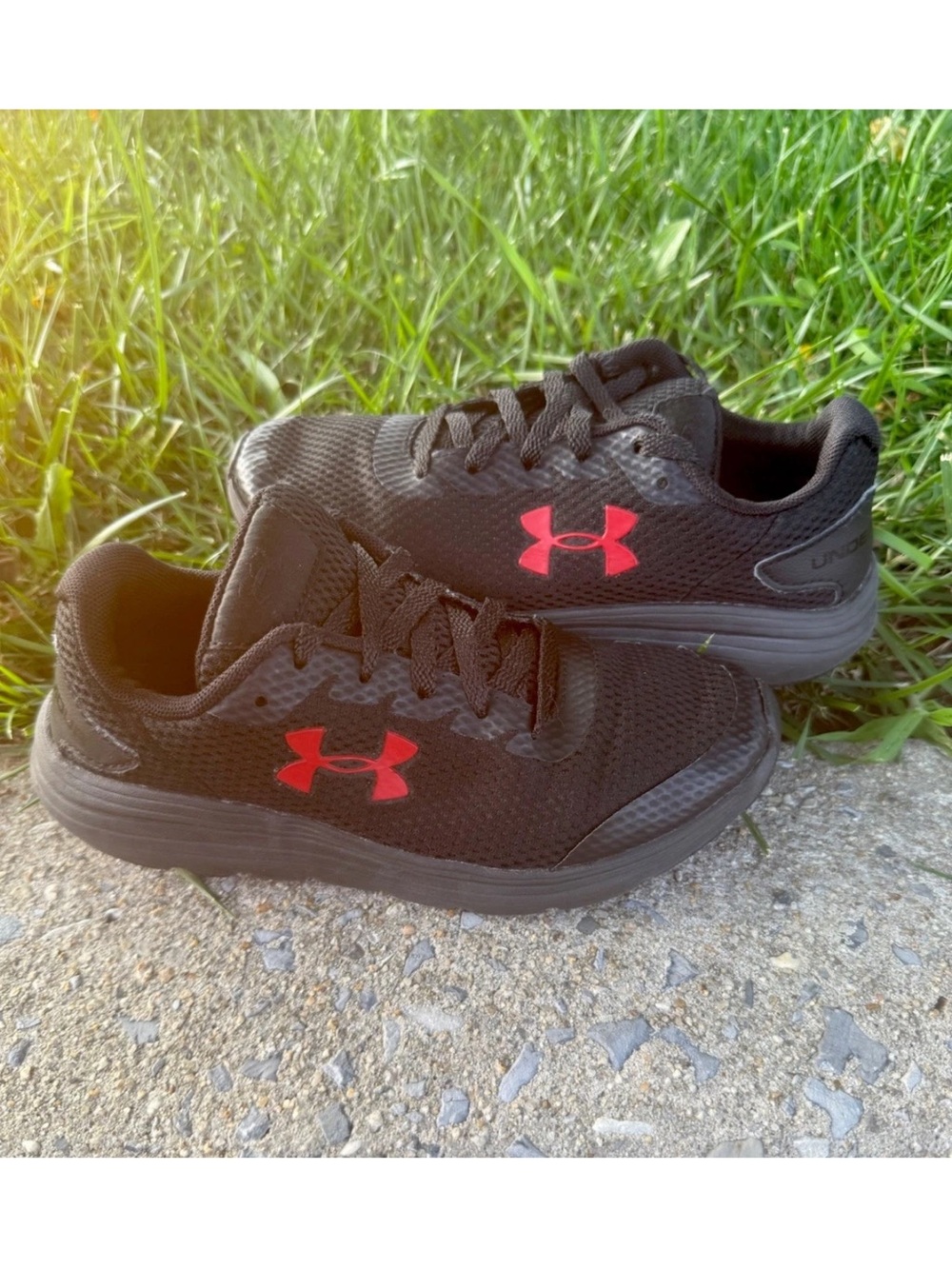Under Armour Boy’s 4Y Charged Black/Red Mesh Low Top Lace Up Athletic Sneakers